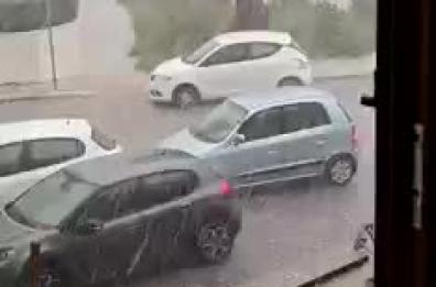 Grandinata a Lecce, auto sommerse dall'acqua: 3 anziani salvati