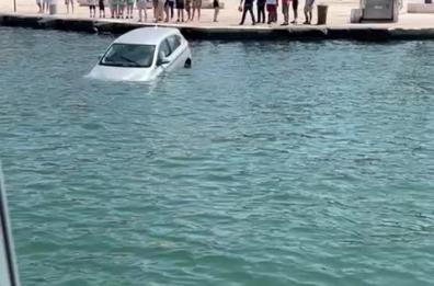 Brindisi, l'auto finisce in mare sotto gli occhi increduli di turisti e residenti