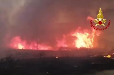 Brindisi, in località Saline vasto incendio alimentato dal forte vento 