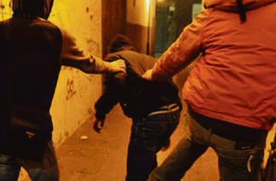 Lecce, aggredirono 21enne in pieno centro storico e lo mandarono in prognosi riservata: domiciliari per due giovani