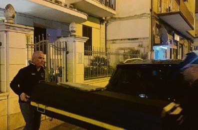 Taranto, si «scava» nella vita privata dei coniugi trovati morti in attesa dell’esame autoptico