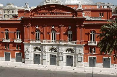 Sotto il Teatro Petruzzelli di Bari cova il fuoco della contesa