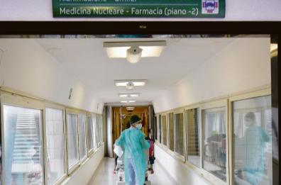 Matera: in ospedale contrae un batterio e muore. La famiglia: «Urina sotto al letto, garze usate sul comò»