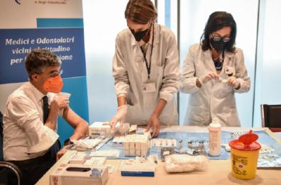 Rientro dei no-vax in corsia: Emiliano sfida il Governo