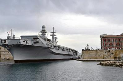Esercitazione con quattro portaerei: la «Cavour» in partenza da Taranto