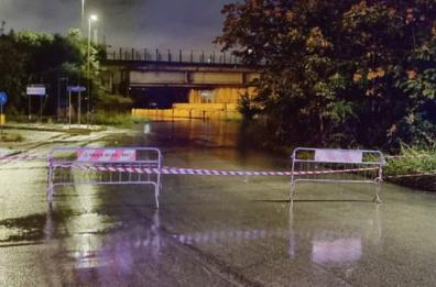 Bomba d'acqua a Bitonto: crolla il muretto di un ponte storico: evacuate due abitazioni