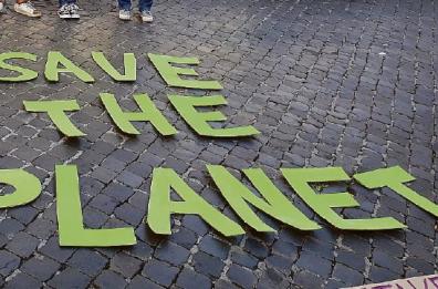 Guerriglia ambientalista, il FFF Bari sposa l’urgenza della protesta di Ultima Generazione