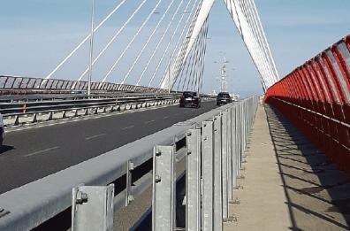 Bari, in bici sul ponte Adriatico: «Il segno della croce e poi si parte»