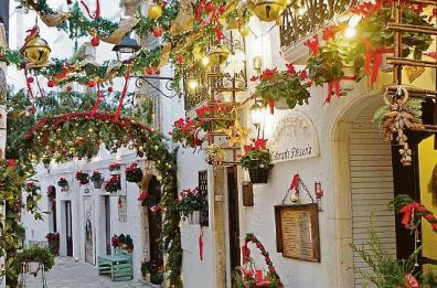 A Locorotondo c’è chi protesta: «Troppi turisti per le luci natalizie»