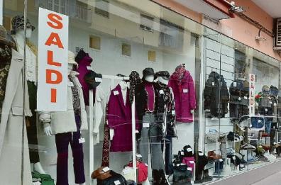 Bari, primo weekend di saldi, partenza in sordina: «Ora speriamo nel meteo»