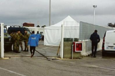 «Hotspot di Taranto, i migranti in tendoni dormitorio senza alcuna privacy»