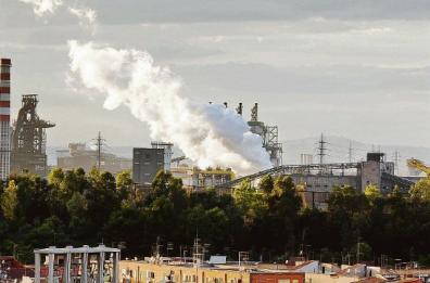 Benzene a Taranto, l'ex Ilva «accusa» l'Eni