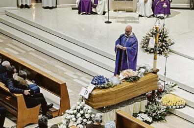 Trani, lacrime e dolore per mamma Teresa: l'ultimo saluto 