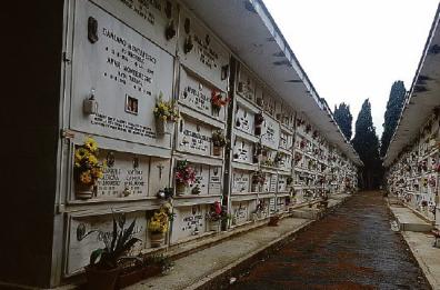 Barletta, disagi al cimitero per anziani e disabili: «Dateci un bus navetta»