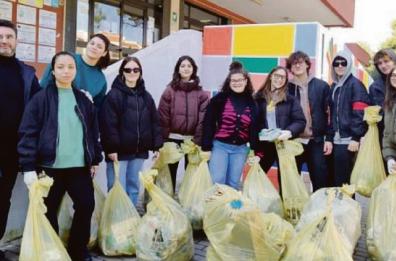 Andria,  armati di guanti, buste e palette a caccia di rifiuti e sporcizia