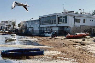 Bari, la sabbia invece dell’acqua: barche arenate a Torre a Mare