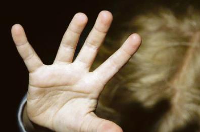 Lecce, con la scusa di rimboccarle le coperte palpeggiava l'amichetta della figlia: condannato