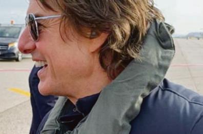 Tom Cruise a Bari, è mania: la star di Hollywood in volo su una portaerei americana