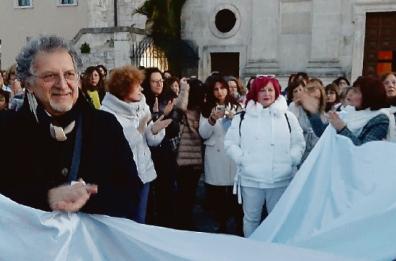 Nel nome di Michelle fiaccole per la solidarietà: Santeramo in piazza a un mese dalla morte della 55enne