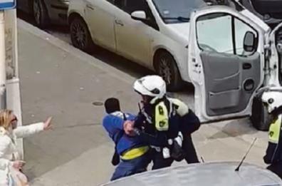 Taranto, parla il corriere strattonato dai vigili: «Ho avuto paura»