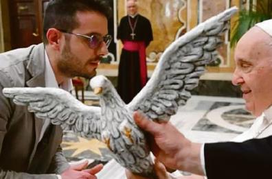 Matera, una colomba di cartapesta donata al Papa dagli ultimi 