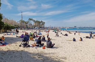 Bari, effetto Bif&st e primi tuffi a mare