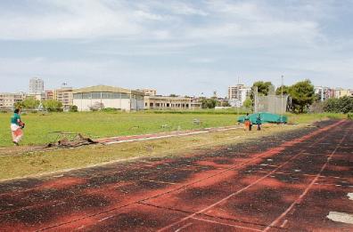 Taranto, nel campo scuola già dopo Pasqua la gomma per la pista di atletica