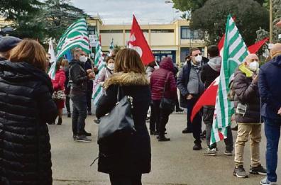 Monta la protesta dei formatori pugliesi: «Noi, trattati come carta straccia»