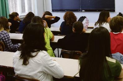 Taranto, crollano le iscrizioni a scuola: sui banchi 1700 studenti in meno