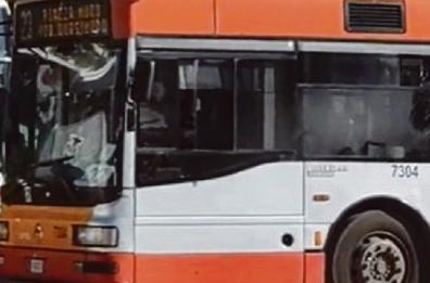 Bari, autista di autobus aggredito a bastonate