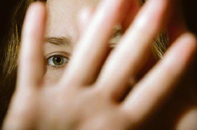Salento, adesca la nipote neo 18enne e tenta di violentarla