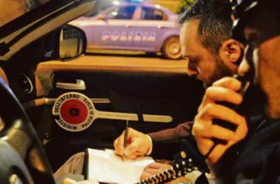 Furti, aggressioni, stupri, stranieri: un italiano su quattro vuole armarsi 
