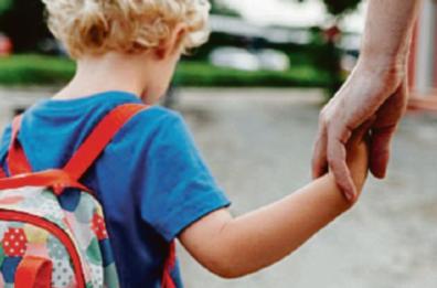 Racale, il figlio si fa la pipì addosso e lei attacca la maestra