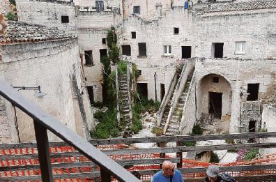Degrado nei sassi, il vicinato di Bresson aspetta il recupero