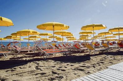Voglia di mare? Istruzioni per l'uso. Ecco come si preparano gli stabilimenti pugliesi e lucani
