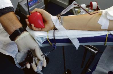 Donazioni di sangue in calo: a Bari si rischia l'emergenza estate