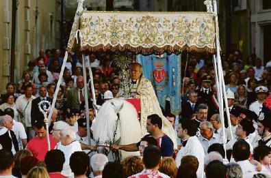  Corpus Domini a Brindisi, Gesù eucaristia  a piedi  tra i fedeli