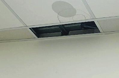 Palagiustizia di Bari, piove sul bagnato: in via Dioguardi cede una porzione di controsoffitto