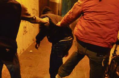 Bari, baby gang aggredisce due 15enni. Lo sfogo del papà: «Nessuno l’ha aiutata a rialzarsi»