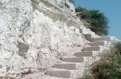 Trani, dopo un anno la scaletta abusiva è ancora intatta