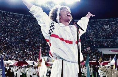 La voce leggendaria di Whitney Houston fra carriera e vita complicata