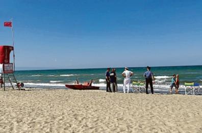Bimbo di Canosa morto in spiaggia sette indagati. Domani l’autopsia