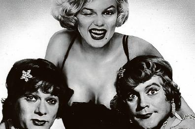 Il trio Monroe, Curtis, Lemmon in «A qualcuno piace caldo», capolavoro del regista Billy Wilder