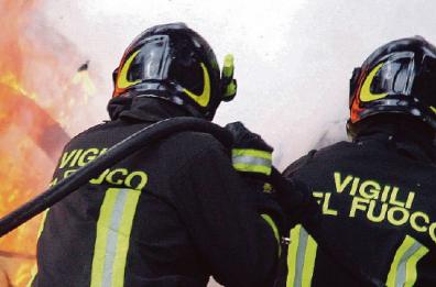 Bari, vigili del fuoco senza tregua, parte l'sos: «Siamo oltre il limite»