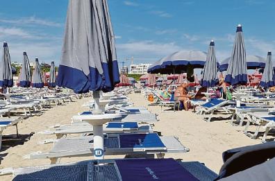 Bari, ombrellone e lettini affittati due volte: il malvezzo rischia di finire in rissa