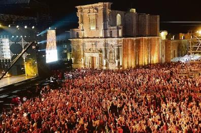 Taranta, il cantautore Brunori Sas sul palco del Concertone con Mannoia