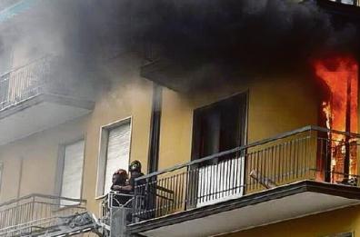 Cassano, nonna coraggio si lancia nelle fiamme e salva 3 nipoti dal rogo