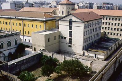 Bari, droga e cornetti ai boss in carcere: agenti «venduti al miglior offerente»