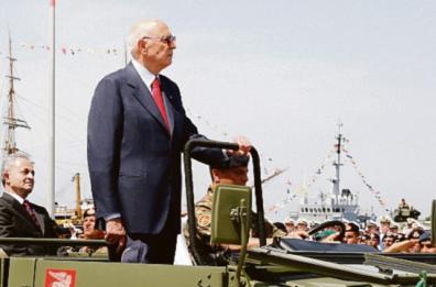 Napolitano e quel cappellino blu della Marina indossato a Taranto