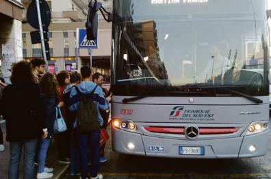 Bari, gli studenti tornano a scuola: «Nei bus come sui carri del bestiame»